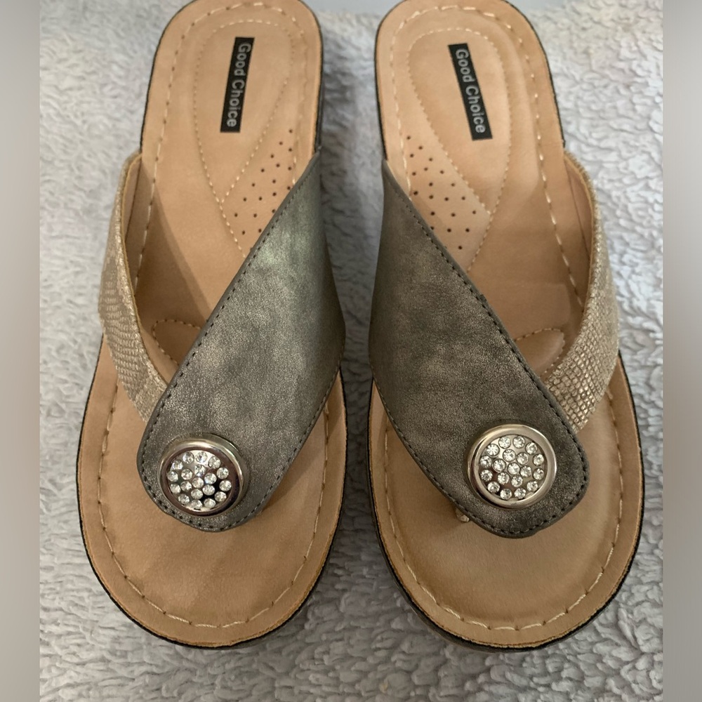Gorgeous Lightweight Good Choice Slip On Spring or Summer Sandals Sz 8.5